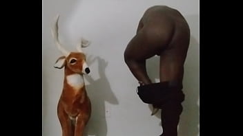 How to make my arms look bigger like the size of my legs for free while spreading anus