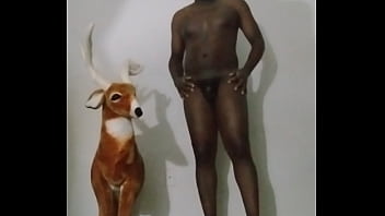 How to make my arms look bigger like the size of my legs for free while spreading anus