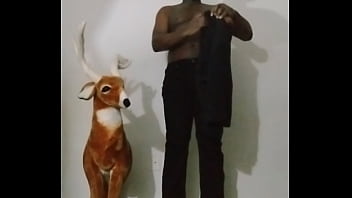 How to make my arms look bigger like the size of my legs for free while spreading anus