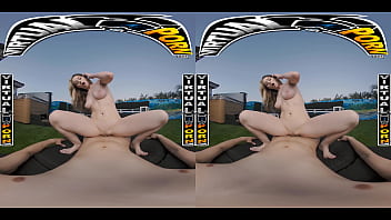 Virtual porn kimberly snow notices johnny's boner in the hot tub & can't resist getting a taste of it