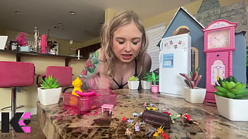 Unaware giantess discovers her taste for screaming fighting tinies