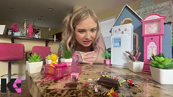 Unaware giantess discovers her taste for screaming fighting tinies