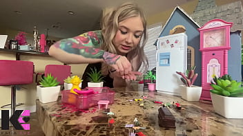 Unaware giantess discovers her taste for screaming fighting tinies