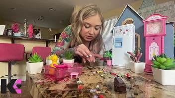 Unaware giantess discovers her taste for screaming fighting tinies