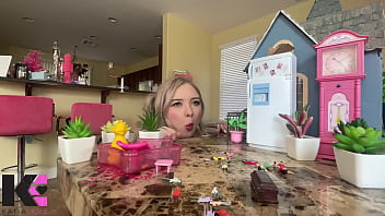 Unaware giantess discovers her taste for screaming fighting tinies