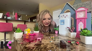 Unaware giantess discovers her taste for screaming fighting tinies