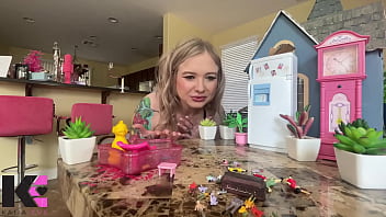 Unaware giantess discovers her taste for screaming fighting tinies