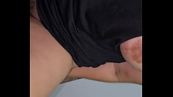 Mi marido me encuentra masturbandome con mi dildo y se pone celeloso