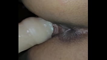 Mi marido me encuentra masturbandome con mi dildo y se pone celeloso