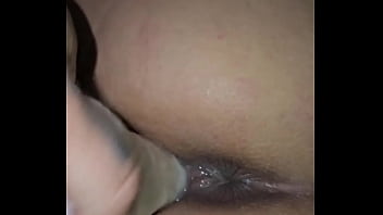 Mi marido me encuentra masturbandome con mi dildo y se pone celeloso