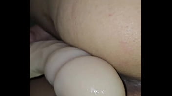 Mi marido me encuentra masturbandome con mi dildo y se pone celeloso