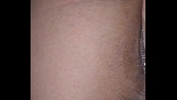 Mi marido me encuentra masturbandome con mi dildo y se pone celeloso