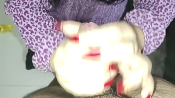 Compartiendo la cama con mi ardiente madrastra culona