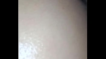 Me estoy tomando una ducha y el zorro del vecino entra y pone su verga en mi boca