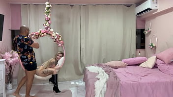 Caiu na net comendo a loira gostosa na rede na balança bastidores