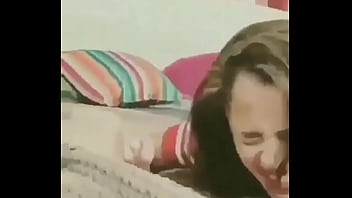 Novinha recebendo por trás