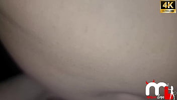 Enquanto meu marido lavava o carro fui até a conveniência do posto conheci um novinho lindo e fui transar no banheiro do posto