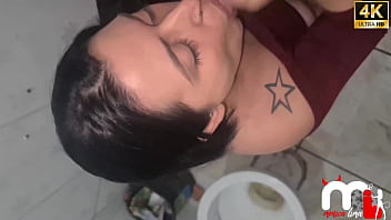 Enquanto meu marido lavava o carro fui até a conveniência do posto conheci um novinho lindo e fui transar no banheiro do posto Enquanto meu marido lavava o carro fui até a conveniência do posto conheci um novinho lindo e fui transar no banheiro do posto