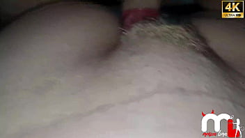 Enquanto meu marido lavava o carro fui até a conveniência do posto conheci um novinho lindo e fui transar no banheiro do posto