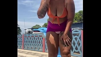 Dia de molhar o prikito na piscina