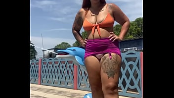 Dia de molhar o prikito na piscina