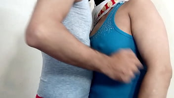 मुस्लिम पत्नी गांड में चुदाई करवाते हुए लंड पर कूदती है खड़े होकर गुदा मैथुन स्वादिष्ट स्पष्ट हिंदी आवाज में