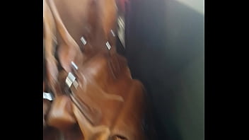 Loira gostosa na van no final tem a bunda