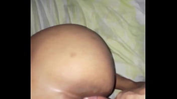 Se la meto por el culito bien rico y se le va todo Se la meto por el culito bien rico y se le va todo