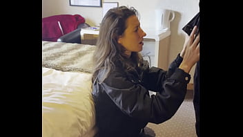 Lety howl drague un inconnu anglais au casier à ski pour ensuite le ramener