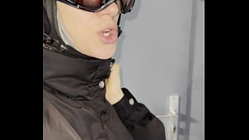 Lety howl drague un inconnu anglais au casier à ski pour ensuite le ramener