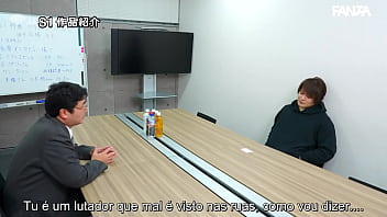 Nova repórter esportiva treinando com atleta famoso na cama