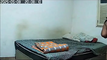 Flagra de vizinha peituda gordinha e gostosa sendo filmada pelada arrumando a casa