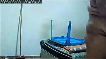 Flagra de vizinha peituda gordinha e gostosa sendo filmada pelada arrumando a casa