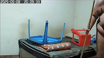 Flagra de vizinha peituda gordinha e gostosa sendo filmada pelada arrumando a casa