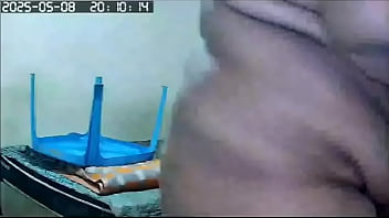 Flagra de vizinha peituda gordinha e gostosa sendo filmada pelada arrumando a casa