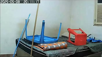 Flagra de vizinha peituda gordinha e gostosa sendo filmada pelada arrumando a casa