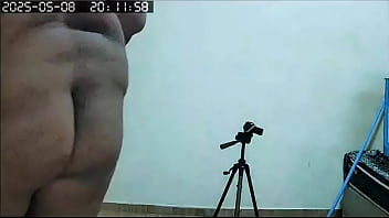 Flagra de vizinha peituda gordinha e gostosa sendo filmada pelada arrumando a casa