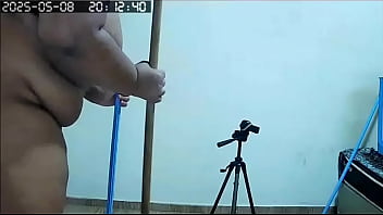 Flagra de vizinha peituda gordinha e gostosa sendo filmada pelada arrumando a casa