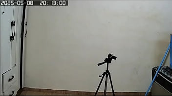 Flagra de vizinha peituda gordinha e gostosa sendo filmada pelada arrumando a casa