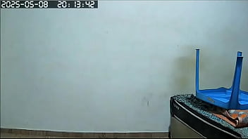 Flagra de vizinha peituda gordinha e gostosa sendo filmada pelada arrumando a casa
