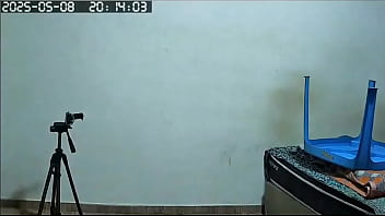 Flagra de vizinha peituda gordinha e gostosa sendo filmada pelada arrumando a casa