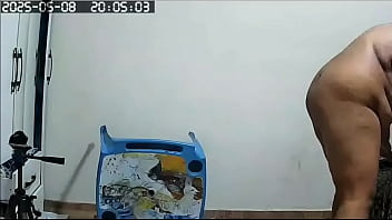 Flagra de vizinha peituda gordinha e gostosa sendo filmada pelada arrumando a casa