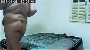 Flagra de vizinha peituda gordinha e gostosa sendo filmada pelada arrumando a casa