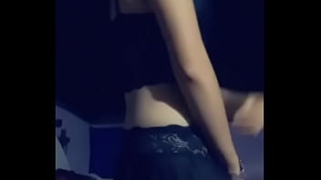 Me encanta moverme al rito de la música y ponerte caliente Me encanta moverme al rito de la música y ponerte caliente