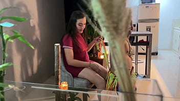 Le doy un excitante baile hawaiano a mi sexi embarazada hermanastra hasta terminar poniéndola muy cachonda y follarla duro con mi enorme y rica polla por su apretado coño y llenarlo de toda mi leche