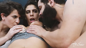 Fodendo o cuzinho da pawg e da namoradinha junto como é bom poder transar a três