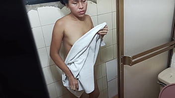 Agathatey se baña en un hotel y se hace gravar para masturbarse cogerse rico en varias posiciones