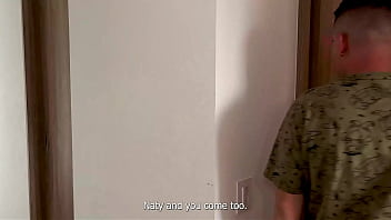 Rubia curvy de tetas redondas es follada y le llenan su estrecho coño de leche en trío dos colombianas de gran culo