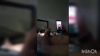 Provoquei com vídeo quente meu meio irmao e vi ele tocando uma punheta pra mim sou muito safada ainda vou dar pra ele