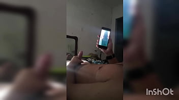Provoquei com vídeo quente meu meio irmao e vi ele tocando uma punheta pra mim sou muito safada ainda vou dar pra ele